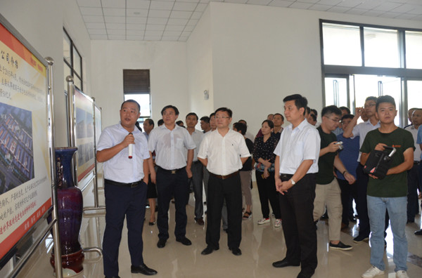 考察期间,涡阳县党政代表团饶有兴致地参观了国轩温泉宫,名人